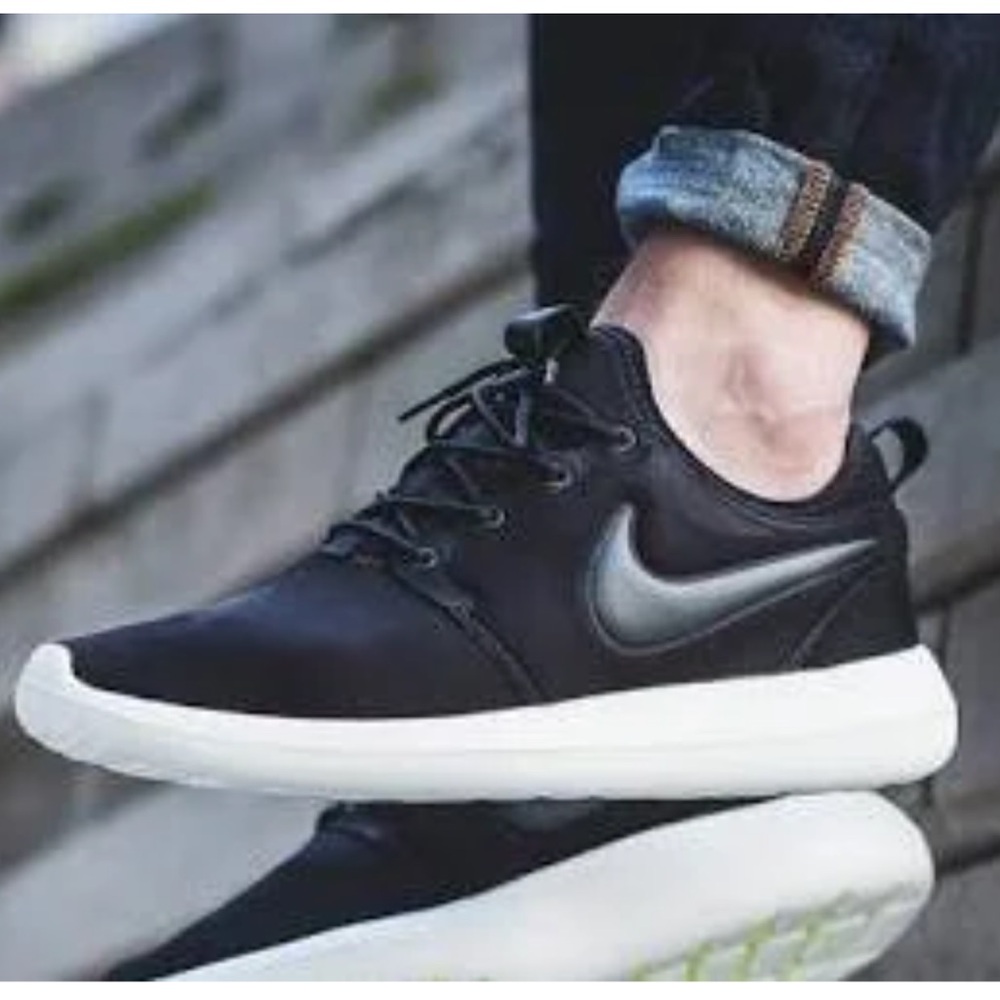 NIKE Roche 2 Black and White Sneakers / Running Shoes with Grey Swoosh